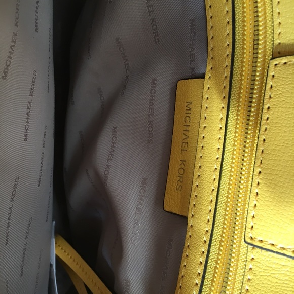 MK bag great for spring/summer - Picture 4 of 12